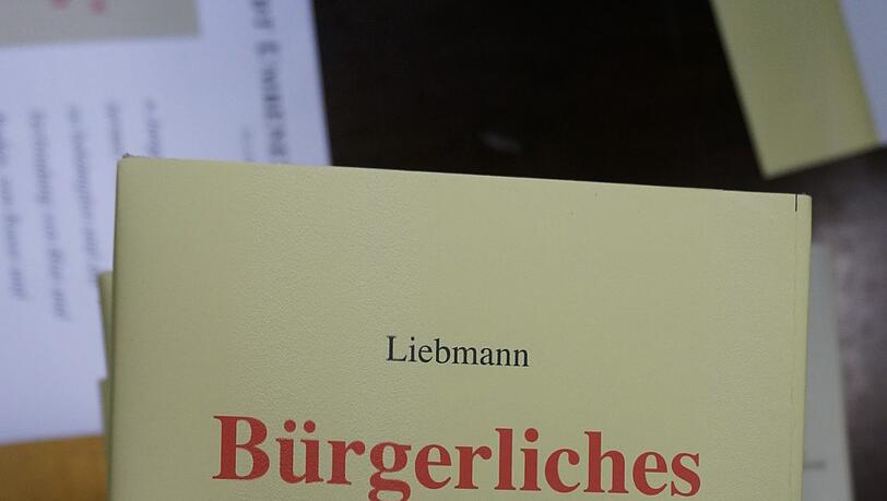 Der "Arbeitskreis Kritischer Jurist*innen" hat dem "Palandt" neue Umschläge verpasst. Darauf steht der Name des jüdischen Verlegers Otto Liebmann. Der "Arbeitskreis Kritischer Jurist*innen" hat dem "Palandt" neue Umschläge verpasst. Darauf steht der Name des jüdischen Verlegers Otto Liebmann.