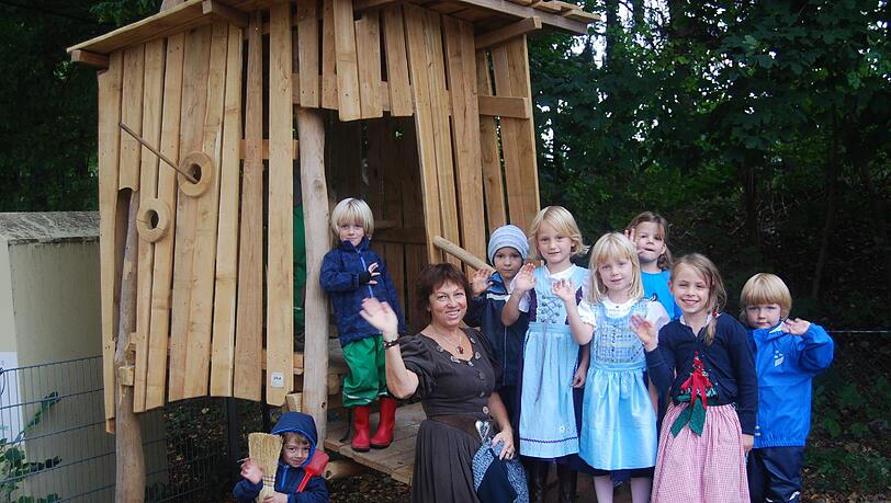 Strahlende Kinder und die zufriedene Kindergartenleiterin Dagmar Wagner freuen sich über das von der Bürgervereinigung Obermenzing e.V. gestiftete Stelzenhaus, das den Abschluss der Gartensanierung des Pfarrkindergartens markiert. Strahlende Kinder und die zufriedene Kindergartenleiterin Dagmar Wagner freuen sich über das von der Bürgervereinigung Obermenzing e.V. gestiftete Stelzenhaus, das den Abschluss der Gartensanierung des Pfarrkindergartens markiert.