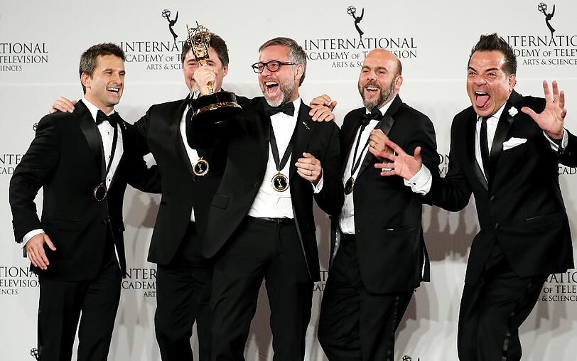 Die Produzenten Julian Rousso (Mitte) und Miguel Brailovsky (L)mit dem Emmy für das beste Nicht englische US-Primetime Programm "Francisco, El Jesuita"