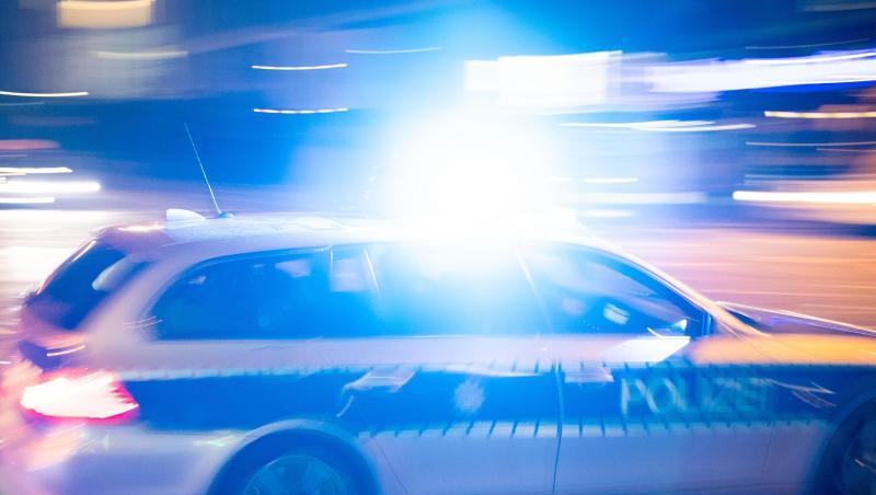 Ein Polizeiauto fährt unter Einsatz von Blaulicht und Sirene eine Straße entlang. Foto: Lino Mirgeler/dpa/Symbolbild Ein Polizeiauto fährt unter Einsatz von Blaulicht und Sirene eine Straße entlang. Foto: Lino Mirgeler/dpa/Symbolbild