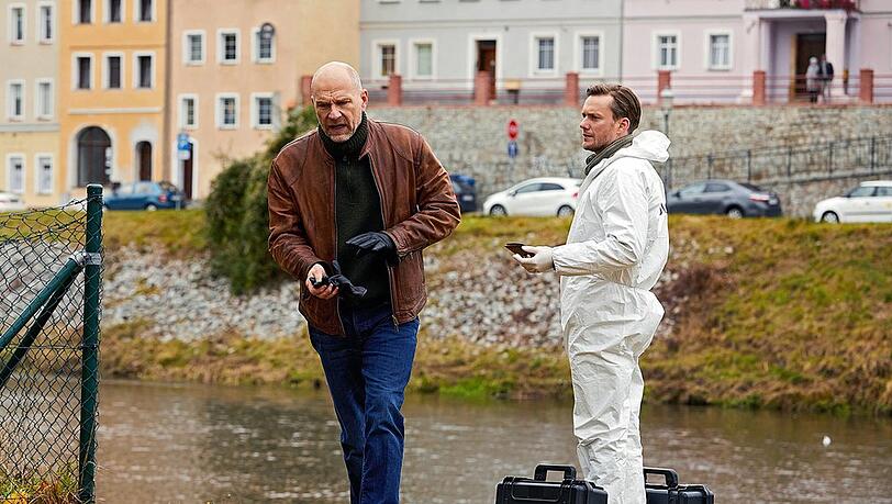 "Wolfsland: Das dreckige Dutzend": Butsch (Götz Schubert, l.) ist schon fertig mit dem Tatort bevor Böhme (Jan Dose) überhaupt angekommen ist.