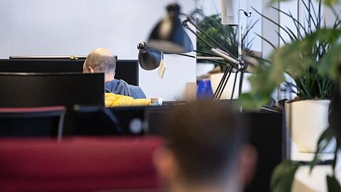 Entgegen der Selbsteinschätzung der Arbeitnehmer hat sich die tarifliche oder betriebsübliche Wochenarbeitszeit bei Vollzeit laut Institut für Arbeitsmarkt- und Berufsforschung zwischen 2010 und 2022 etwas verlängert.
