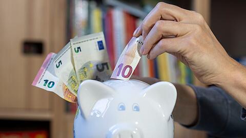 Viele Menschen sparen regelm&auml;&szlig;ig, am beliebtesten sind Tagesgeld und Festgeld. (Symbolbild)