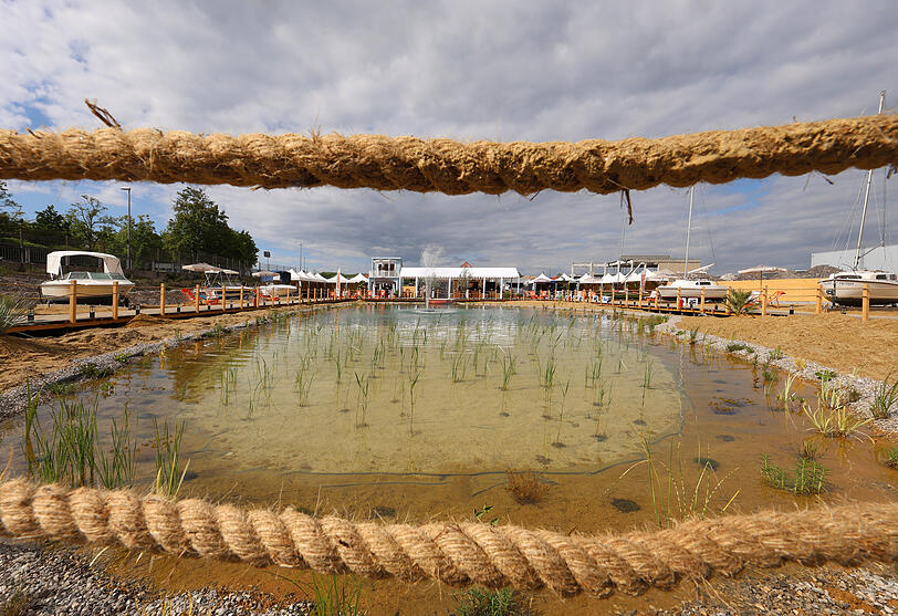 800 Tonnen Sand wurden herangeschafft f&uuml;r ein Strand-Gef&uuml;hl an der Marina Monaco.
