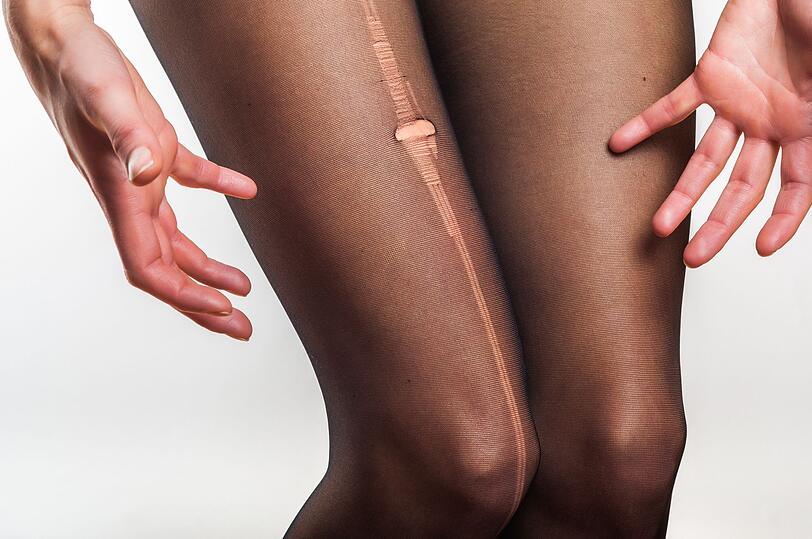 Jede Frau kennt das Problem: Gerade erst hat man eine neue Strumpfhose gekauft - und schon muss man sich mit Laufmaschen herumärgern. Haarspray kann helfen, eine bereits entstandene Laufmasche zu stoppen. Jede Frau kennt das Problem: Gerade erst hat man eine neue Strumpfhose gekauft - und schon muss man sich mit Laufmaschen herumärgern. Haarspray kann helfen, eine bereits entstandene Laufmasche zu stoppen.