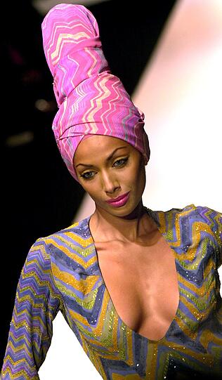 Fashion Week in der indischen Hafenmetropole Mumbai: Manche Kreationen sehen aus, als kämen sie von einem anderen Planeten. Der Stil bewegt sich in gewagter Weise zwischen Lady Gaga, Star Wars und Minnie Maus.