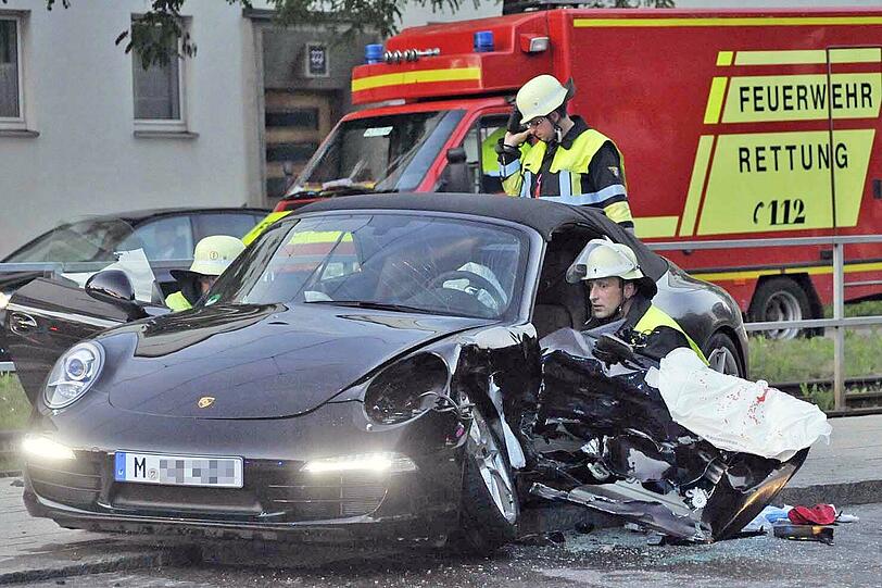 Am Steubenplatz rast ein Skoda in einen Porsche 911. Er schleudert zur Seite und stürzt um; der Porsche selbst driftet auf eine Trambahnhaltestelle und kommt kurz hinter dem Wartehäuschen zum Stehen. Die beiden Fahrer werden schwer verletzt.