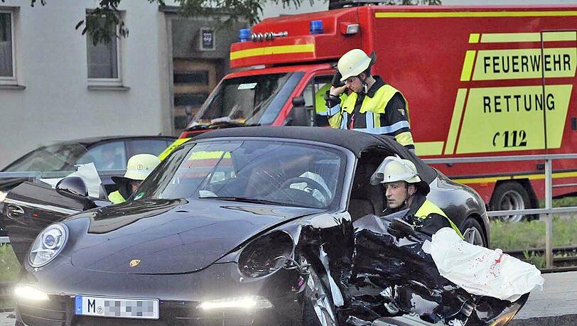 Am Steubenplatz rast ein Skoda in einen Porsche 911. Er schleudert zur Seite und stürzt um; der Porsche selbst driftet auf eine Trambahnhaltestelle und kommt kurz hinter dem Wartehäuschen zum Stehen. Die beiden Fahrer werden schwer verletzt. Am Steubenplatz rast ein Skoda in einen Porsche 911. Er schleudert zur Seite und stürzt um; der Porsche selbst driftet auf eine Trambahnhaltestelle und kommt kurz hinter dem Wartehäuschen zum Stehen. Die beiden Fahrer werden schwer verletzt.