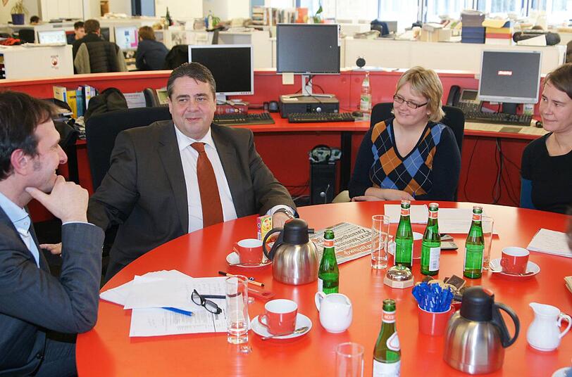 Der SPD-Chef Sigmar Gabriel im Gespräch mit (v.li.): AZ-Chefredakteur Arno Makowsky und den Redakteurinnen Annette Zoch und Anja Timmermann.