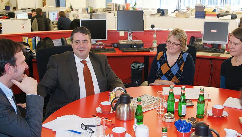 Der SPD-Chef Sigmar Gabriel im Gespräch mit (v.li.): AZ-Chefredakteur Arno Makowsky und den Redakteurinnen Annette Zoch und Anja Timmermann. Der SPD-Chef Sigmar Gabriel im Gespräch mit (v.li.): AZ-Chefredakteur Arno Makowsky und den Redakteurinnen Annette Zoch und Anja Timmermann.