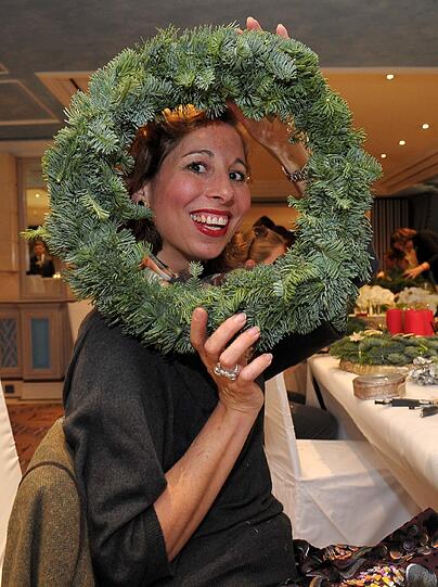 Designerin Lola Paltinger hat sich ein besonders schönen Kranz ausgesucht.