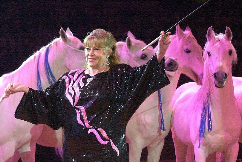 Ihre größte Leidenschaft waren die Pferde. Bis 2006 trat sie mit ihrer eigenen Nummer in der Manege auf.
