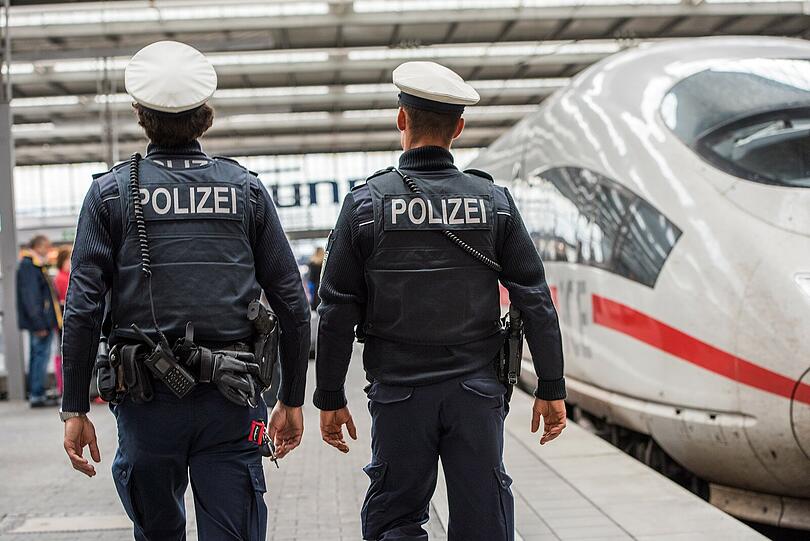Am Münchner Hauptbahnhof hat ein 18-Jähriger eine Zugbegleiterin gewürgt. Die Bundespolizei ermittelt wegen gefährlicher Körperverletzung.