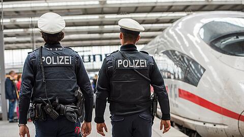 Am Münchner Hauptbahnhof hat ein 18-Jähriger eine Zugbegleiterin gewürgt. Die Bundespolizei ermittelt wegen gefährlicher Körperverletzung.