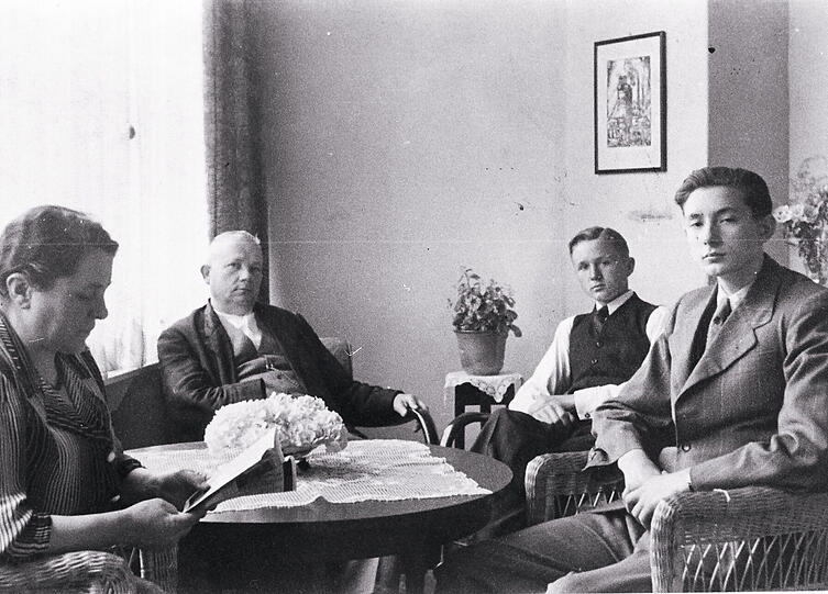 Die Familie Albrecht 1938: Anna Albrecht, Karl Albrecht sen., Karl Albrecht und Theo Albrecht (v.l.n.r.).