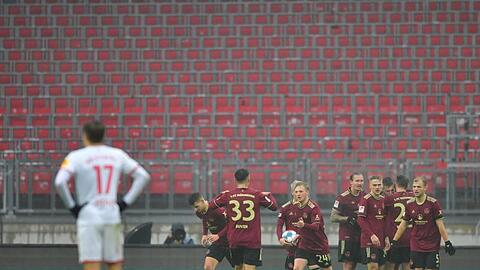 Die Nürnberger Spieler bejubeln das Tor zum 2:0 vor der leeren Nordkurve.