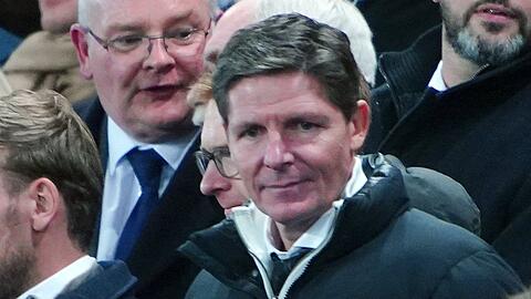 Oliver Glasner sitzt auf der Tribüne.