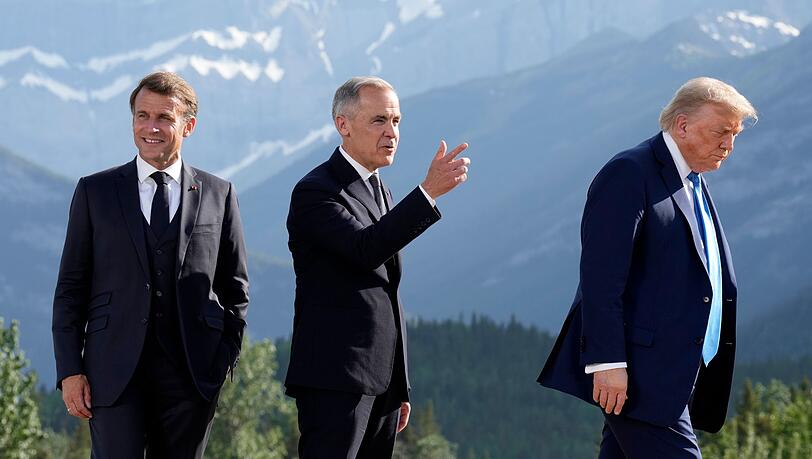 2025 war Kanadas Premierminister Mark Carney (Mitte) Gastgeber des G7-Gipfels, in diesem Jahr wird Frankreichs Pr&auml;sident Emmanuel Macron (l) US-Pr&auml;sident Donald Trump (r) und die anderen G7-Chefs empfangen. (Archivbild)
