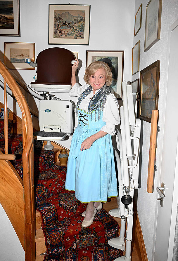 Margot Hellwig lässt den Treppenlift ihres verstorbenen Mannes nicht abbauen: "Jedes Jahr ist Wartung. Wer weiß, vielleicht benötige ich ihn mal selbst." Margot Hellwig lässt den Treppenlift ihres verstorbenen Mannes nicht abbauen: "Jedes Jahr ist Wartung. Wer weiß, vielleicht benötige ich ihn mal selbst."