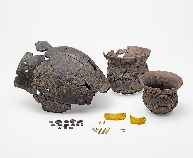 Reiches glockenbecherzeitliches Grabinventar von Markt, Gde. Markt Biberbach, Lkr. Augsburg, mit drei Keramikgefäßen sowie Gold-, Silber-, Kupfer- undBernsteinfunden, Endneolithikum, 2450-2300 v. Chr. Reiches glockenbecherzeitliches Grabinventar von Markt, Gde. Markt Biberbach, Lkr. Augsburg, mit drei Keramikgefäßen sowie Gold-, Silber-, Kupfer- undBernsteinfunden, Endneolithikum, 2450-2300 v. Chr.
