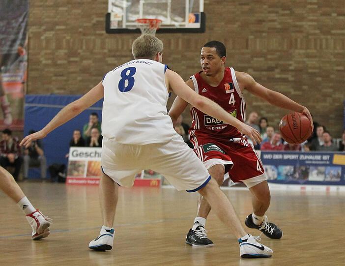 Regionalligist München Basket (hier in weiß: Fabian Kirchhoff) hielt gegen den FC Bayern und Jonathan Wallace ordentlich mit.