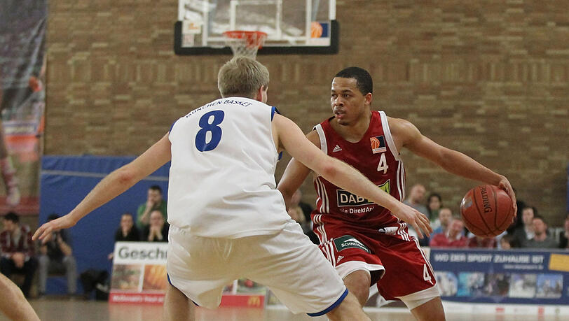Regionalligist München Basket (hier in weiß: Fabian Kirchhoff) hielt gegen den FC Bayern und Jonathan Wallace ordentlich mit. Regionalligist München Basket (hier in weiß: Fabian Kirchhoff) hielt gegen den FC Bayern und Jonathan Wallace ordentlich mit.