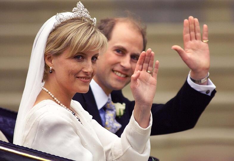 DER JÜNGSTE WINDSOR: 1999 gab Prinz Edward seine Verlobung mit Sophie Rhys-Jones bekannt. Nach Aussage des Buckingham-Palastes in London hieß es, Königin Elizabeth II. sei "entzückt" über die Entscheidung ihres Sohnes. Das Paar heiratete auf Schloß Windsor.