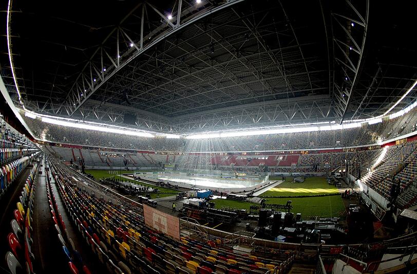 Arbeiter bauen am in der Esprit Arena in Düsseldorf die Eisfläche für das Winter Game der Deutschen Eishockey Liga auf. Am 10.01.2015 soll das Spiel der Düsseldorfer EG gegen die Kölner Haie im Fussballstadion vor über 50000 Zuschauern stattfinden.