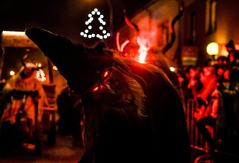 Der Stadtplatz der tschechischen Kleinstadt Kaplice gehörte gestern den Krampussen: Die Bilder vom Grusel-Lauf.