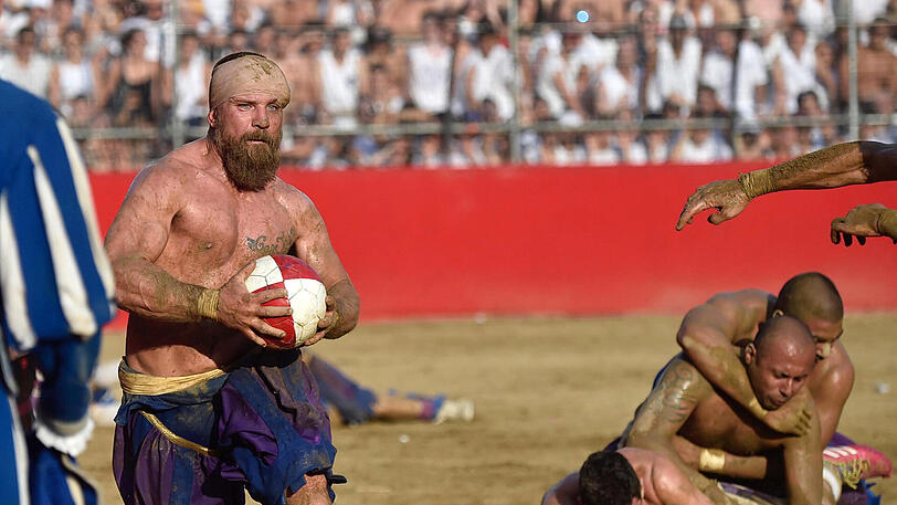 Der Spielball wird hier ganz schnell zur Nebensache - Schläge und Tritte sind hier ausdrücklich erlaubt. Die Biler vom Calcio Storico in Florenz.