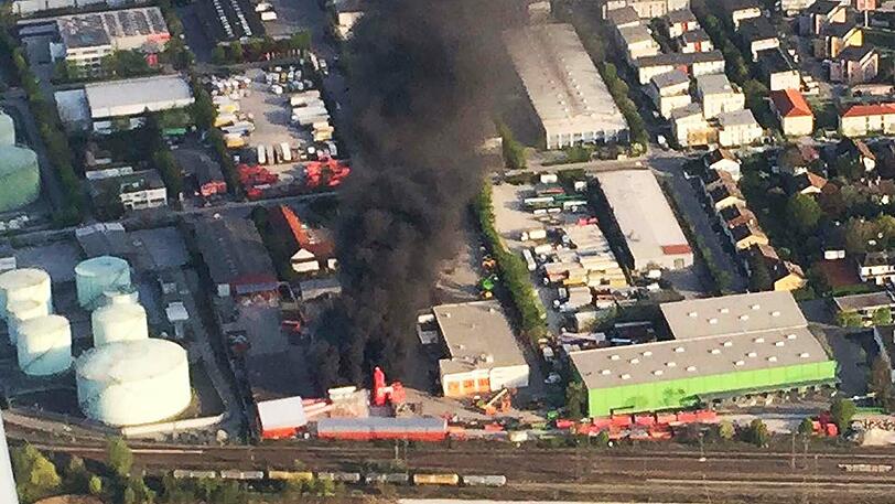Brand in einem Recyclingbetrieb Feldkirchen: Das Feuer sorgte für eine Rauchwolke, die kilometerweit sichtbar war. Die Bilder vom Einsatz.