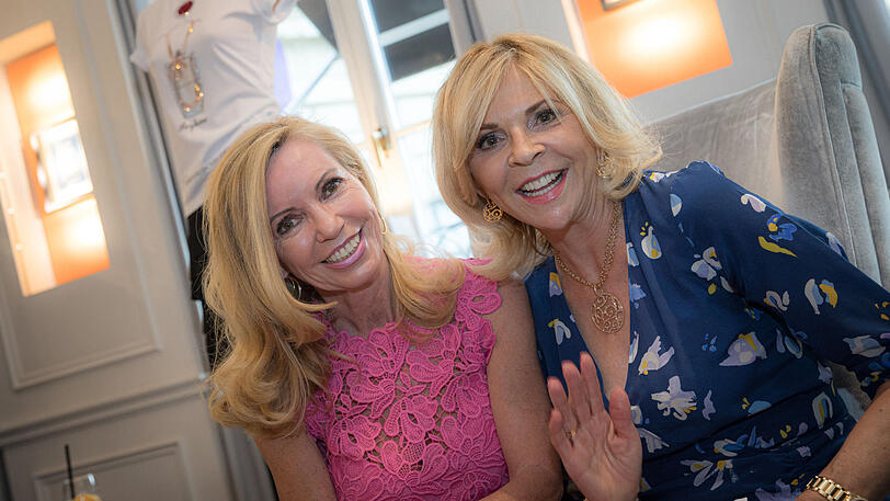 Unter den zehn Gästen: Society-Lady Renate Mössbauer und Juwelierin Eva Bauer (r.).