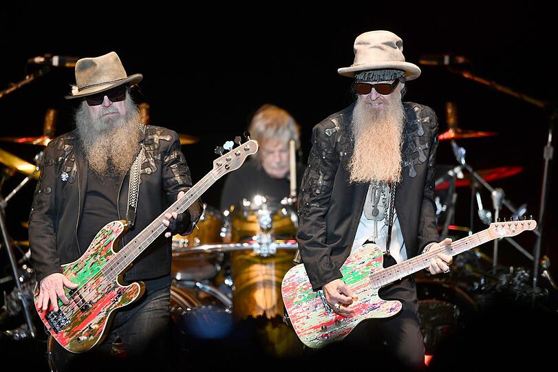 Billy Gibbons (rechts) und der Bassist Dusty Hill mit dem Schlagzeuger Frank Beard in der Olympiahalle.