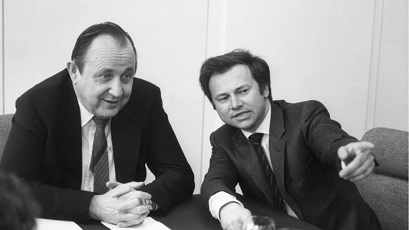 Besuch in Offenburg: Vizekanzler und Bundesaußenminister Hans-Dietrich Genscher (l.) ist 1980 zu Gast in der "Bunte"-Redaktionskonferenz