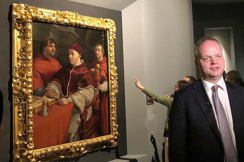 Eike Schmidt neben dem Porträt des Papstes Leo X. (1517-18) und seiner Cousins, den Kardinälen Giulio de&rsquo; Medici (links) und Luigi de&rsquo; Rossi in der Raffael-Ausstellung im römischen Museum Scuderie del Quirinale. Sie wurde Anfang März nach der Eröffnung gleich wieder geschlossen.