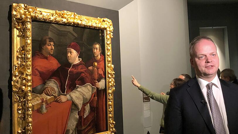 Eike Schmidt neben dem Porträt des Papstes Leo X. (1517-18) und seiner Cousins, den Kardinälen Giulio de’ Medici (links) und Luigi de’ Rossi in der Raffael-Ausstellung im römischen Museum Scuderie del Quirinale. Sie wurde Anfang März nach der Eröffnung gleich wieder geschlossen. Eike Schmidt neben dem Porträt des Papstes Leo X. (1517-18) und seiner Cousins, den Kardinälen Giulio de’ Medici (links) und Luigi de’ Rossi in der Raffael-Ausstellung im römischen Museum Scuderie del Quirinale. Sie wurde Anfang März nach der Eröffnung gleich wieder geschlossen.