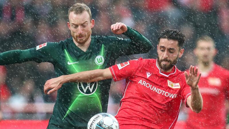 Wolfsburgs Maximilian Arnold (l) kämpft mit Unions Yunus Malli um den Ball. Wolfsburgs Maximilian Arnold (l) kämpft mit Unions Yunus Malli um den Ball.