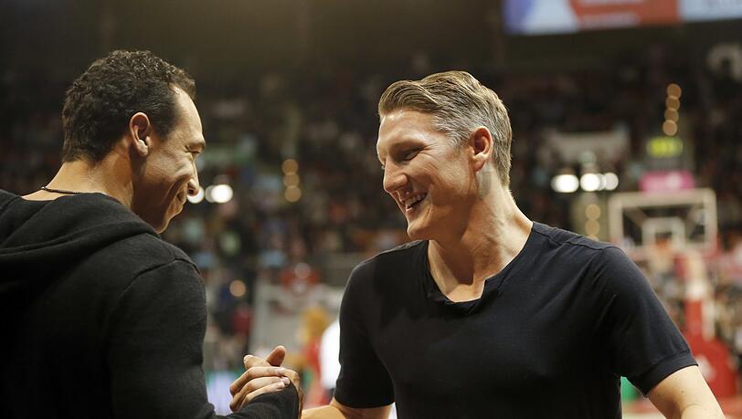 Bayern-Stars unter sich: Fußball-Weltmeister Bastian Schweinsteiger (r.) war Stammgast im Audi Dome.