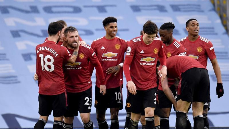 Manchester Uniteds Luke Shaw (2.v.l) feiert zusammen mit den Mannschaftskollegen sein Tor zum 2:0.