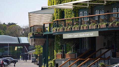 Ein Blick auf des Centre Court im All England Lawn Tennis Club (AELTC) in Wimbledon.
