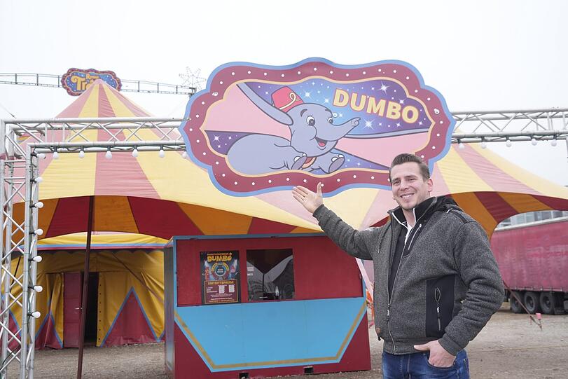 Zirkusdirektor Remo Frank vor seinem Maskottchenzirkus, den er 2020 ins Leben gerufen hat. Die Zirkusfamilie besteht aus zehn Mitgliedern, die als Darsteller und Artisten an der Vorstellung beteiligt sind.