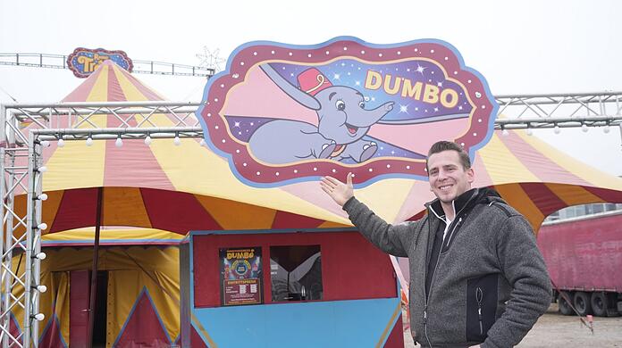 Zirkusdirektor Remo Frank vor seinem Maskottchenzirkus, den er 2020 ins Leben gerufen hat. Die Zirkusfamilie besteht aus zehn Mitgliedern, die als Darsteller und Artisten an der Vorstellung beteiligt sind.
