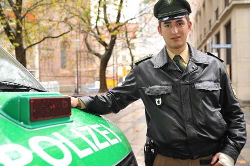 Fürs Foto in Uniform - als Polizeimeister Michael H. den Räuber fing, trug er einen Jogginganzug.