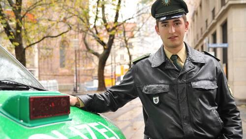 Fürs Foto in Uniform - als Polizeimeister Michael H. den Räuber fing, trug er einen Jogginganzug. Fürs Foto in Uniform - als Polizeimeister Michael H. den Räuber fing, trug er einen Jogginganzug.