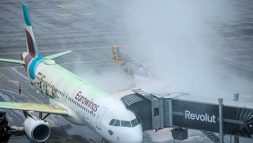 Aufgrund der Witterungen dauert das Enteisen der Maschinen derzeit noch deutlich l&auml;nger als sonst.
