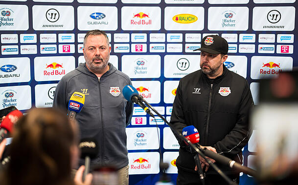 Trainer und Verantwortliche des EHC Red Bull M&uuml;nchen stellen sich nach dem Playoff-Eklat in Ingolstadt der Presse und erkl&auml;ren den brutalen Check gegen Edwin Tropmann.