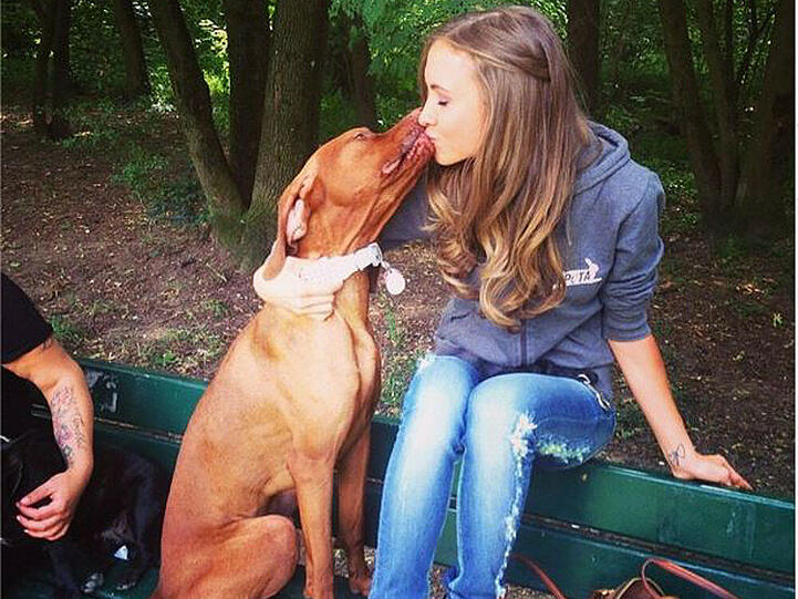 Alena Gerber zusammen mit ihrem Hund Dexter: Ob er sie vor dem Stalker beschützt?