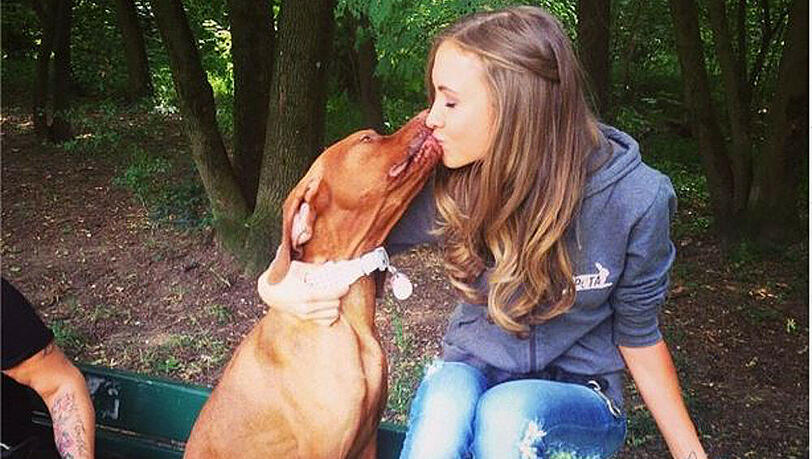 Alena Gerber zusammen mit ihrem Hund Dexter: Ob er sie vor dem Stalker beschützt? Alena Gerber zusammen mit ihrem Hund Dexter: Ob er sie vor dem Stalker beschützt?