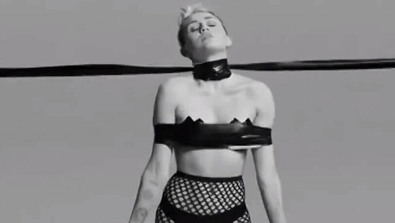 Miley Cyrus zeigt sich gerne einmal in eindeutigen Posen Miley Cyrus zeigt sich gerne einmal in eindeutigen Posen