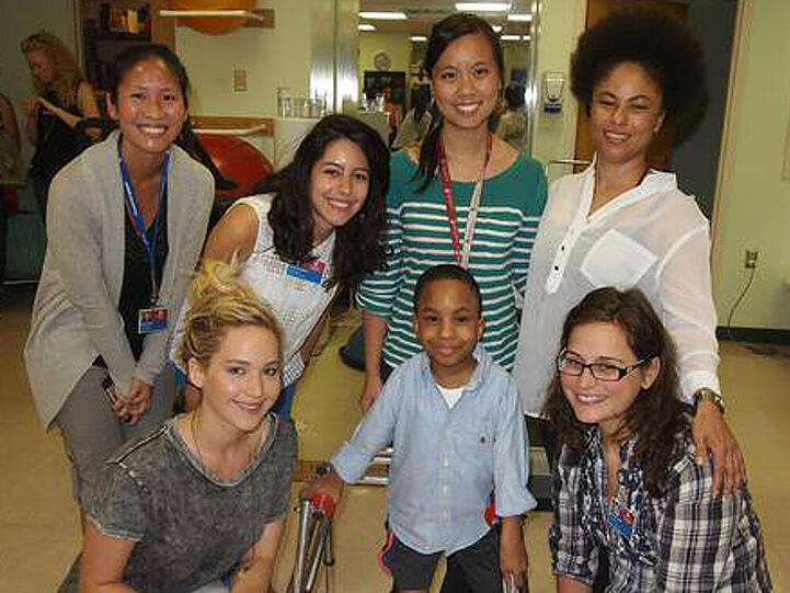 Jennifer Lawrence (links unten) zu Besuch im "Shriners Hospitals for Children" in Montreal